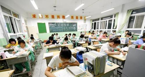 當“雙非”標簽成為職場入場券 學歷門檻下的求職困境與反思